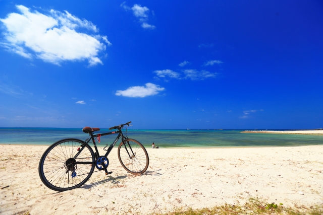 快晴の海と自転車